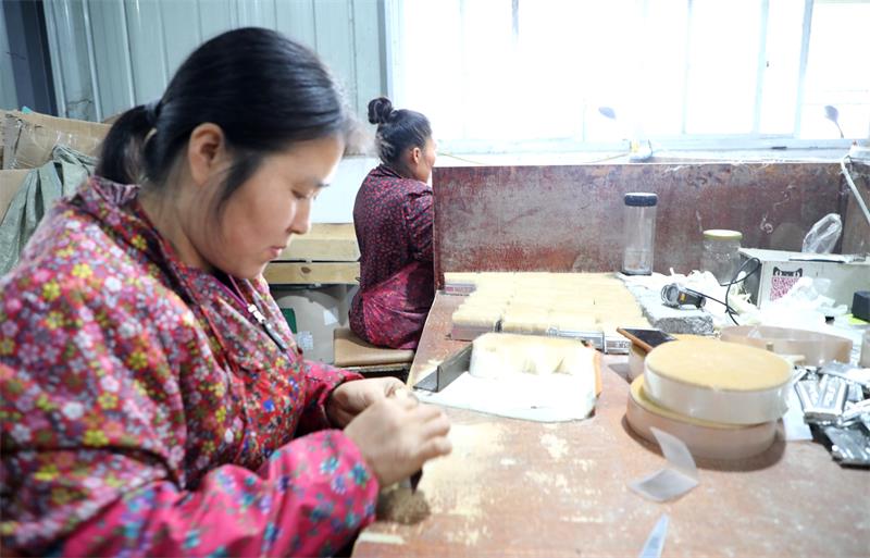 2 村民就地在企业上班.JPG