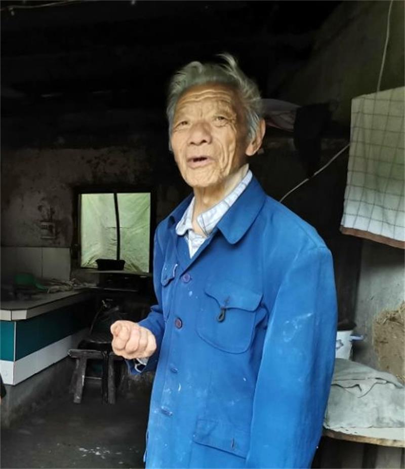 /uploads/image/2020/12/19/be07db880e186296699e491526070a34.jpg 7右为张加才(已故).jpg