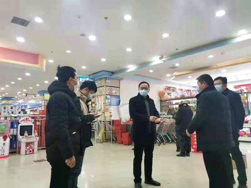 图为该镇主要领导到超市进行疫情防控督导.jpg