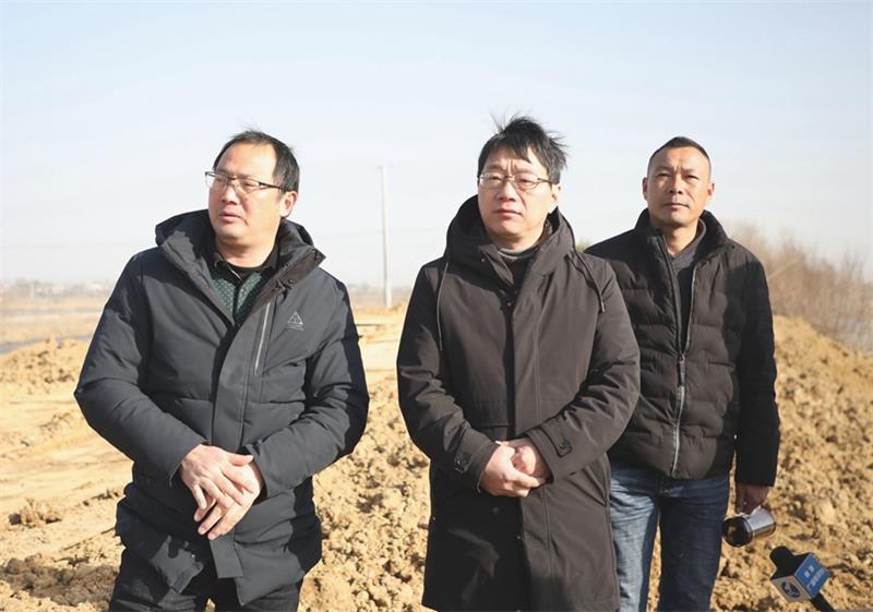 1、梁轶飞（中）水毁修复工程工地上.JPG