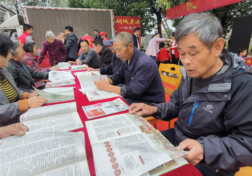 /uploads/image/2021/10/14/699c663e0ae6a1520408781067dba5fe.jpg 图为老人们开展读书活动.jpg