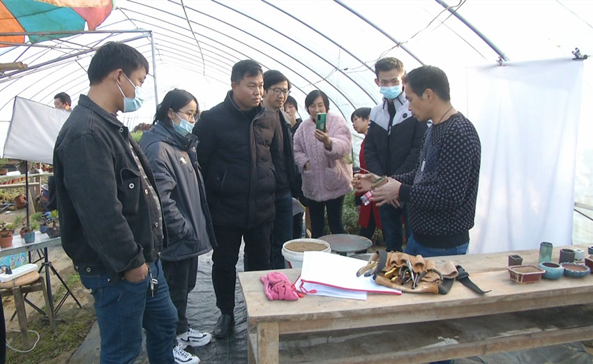 在苗山生态园 负责人向学员讲授种植技巧.jpg