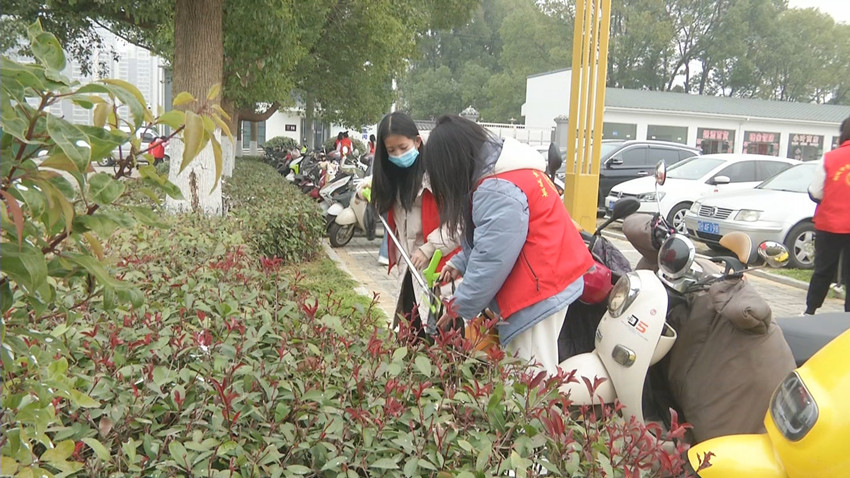 /uploads/image/2021/12/24/5b34933693b62cfa40f4d27a518b3333.jpg 图为文都职校学生志愿者开展志愿服务活动3.jpg