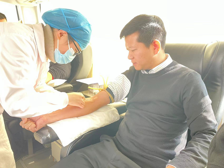 /uploads/image/2021/12/27/0f3a6ce3c0f62eff7fa8fd93efcc272a.jpg 金神镇镇长姚锐带头献血.jpg