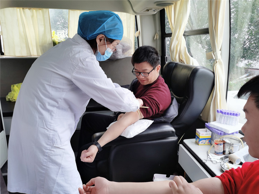 /uploads/image/2021/12/31/2cddbec135d0b9277913743039d52ec2.jpg 吕亭镇镇长石烽正在献血中.jpg