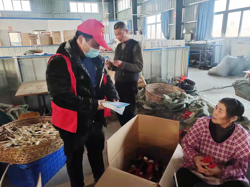 /uploads/image/2021/12/31/8d01dadc30440bc9997f2c3983e3bb7c.jpg 图为网格员在标准化厂房内宣传应急知识宣传手册.jpg