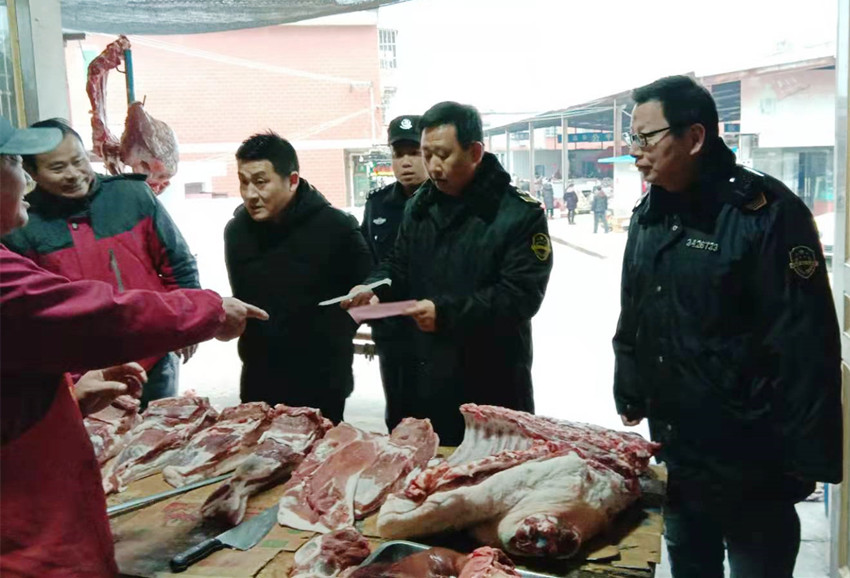 /uploads/image/2022/01/06/ee206bb5274af777f1357c4b28e6979e.jpg 图为执法人员开展猪肉市场检查.jpg