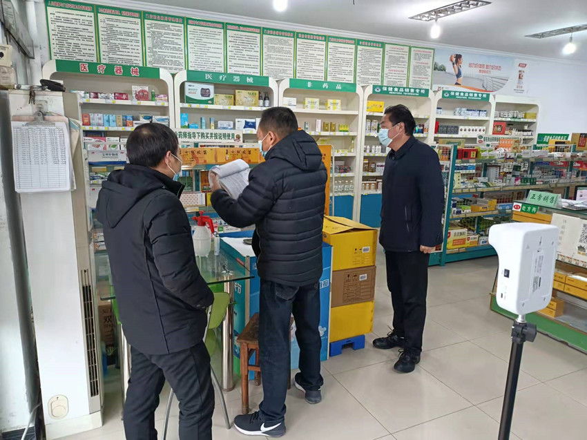 /uploads/image/2022/01/07/1b39a7052ceb15cd23ee0a83c7370bbb.jpg 图为执法人员开展药店检查工作.jpg
