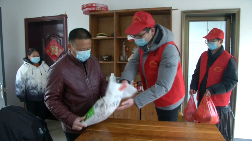 /uploads/image/2022/01/26/34c5578997dce175f3db4a1d5ea96808.jpg 志愿者给村民代购物品送上门.jpg