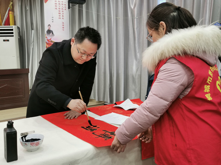 /uploads/image/2022/01/28/4597b5fe25482212a085b9e2fdc6e445.jpg 写春联现场2(1).jpg