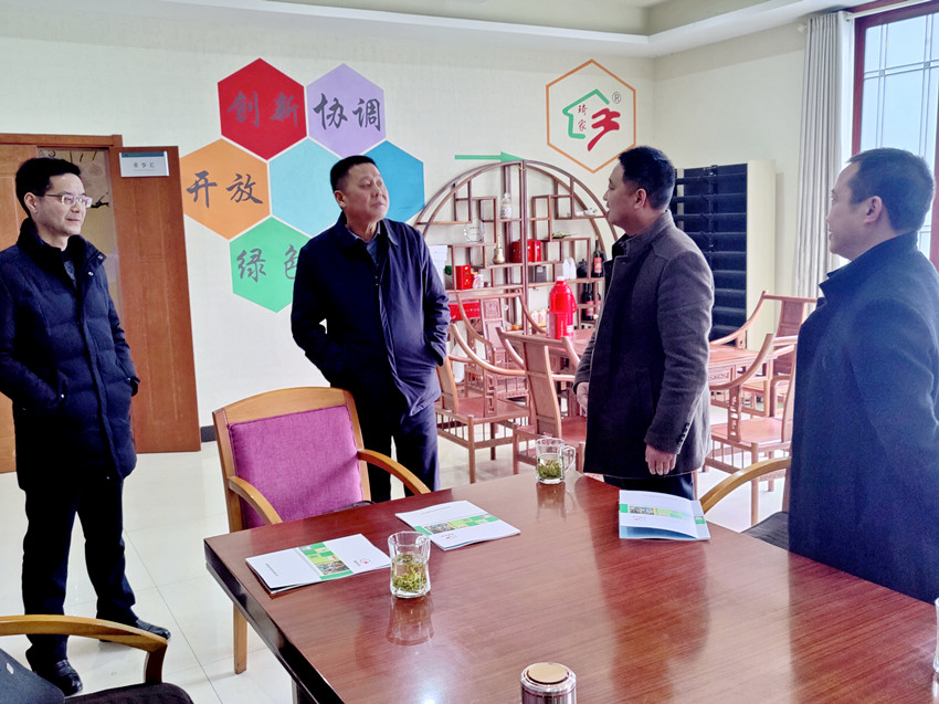 /uploads/image/2022/01/28/9ac695ee6fe3d617cf9ef55b4b30a1db.jpg 江学潮慰问专家人才.jpg