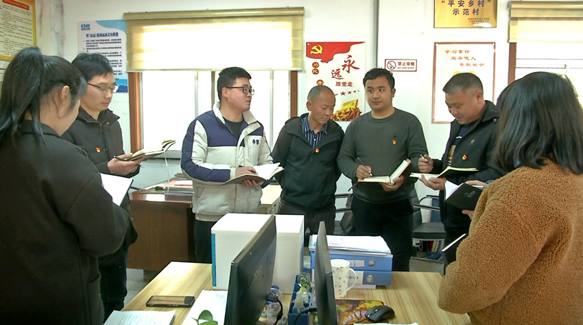 /uploads/image/2022/03/03/190dcba3cb2d08e817a47dec7771195d.jpg 村干部正在讨论习近平总书记重要讲话内涵.jpg