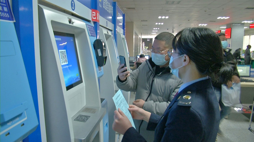 /uploads/image/2022/03/03/ccd1a3e0ad7949e07677cb9c73cac53e.jpg 窗口工作人员指导市民办理业务.jpg