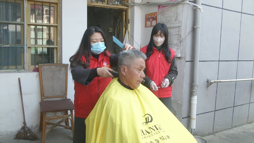 图为志愿者为老人理发现场2.jpg