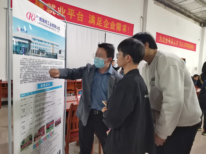 /uploads/image/2022/03/07/f327d4e39d4543c4b633bed65d602c8b.jpg 图为招聘会现场3(1).jpg