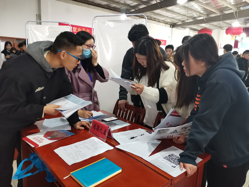 /uploads/image/2022/03/07/3501c284f3fd187cc997470879275e15.jpg 图为招聘会现场4(1).jpg