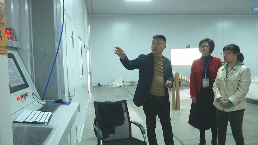 /uploads/image/2022/03/15/c479a1db56c5a43634fc5d835df2ca8a.jpg 图为文昌街道办事工作人员在蔚蓝公司走访2.jpg