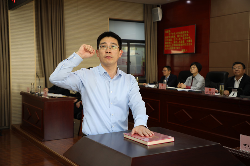 常委会3刘存磊宣誓.JPG