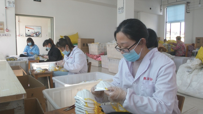 图惠友公司检验人员在检验口罩.jpg