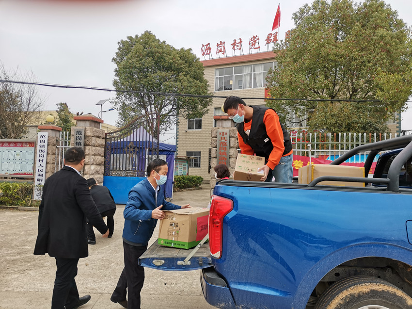 /uploads/image/2022/03/18/e8327d4ad1e15e6e965f848857d7cf2a.jpg 图为范岗镇物资捐赠现场3.jpg