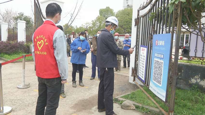 /uploads/image/2022/03/20/51ce3c97991bb5d3f009da68aef20d20.jpg 核酸检测人员在志愿者的引导下扫安康码.jpg