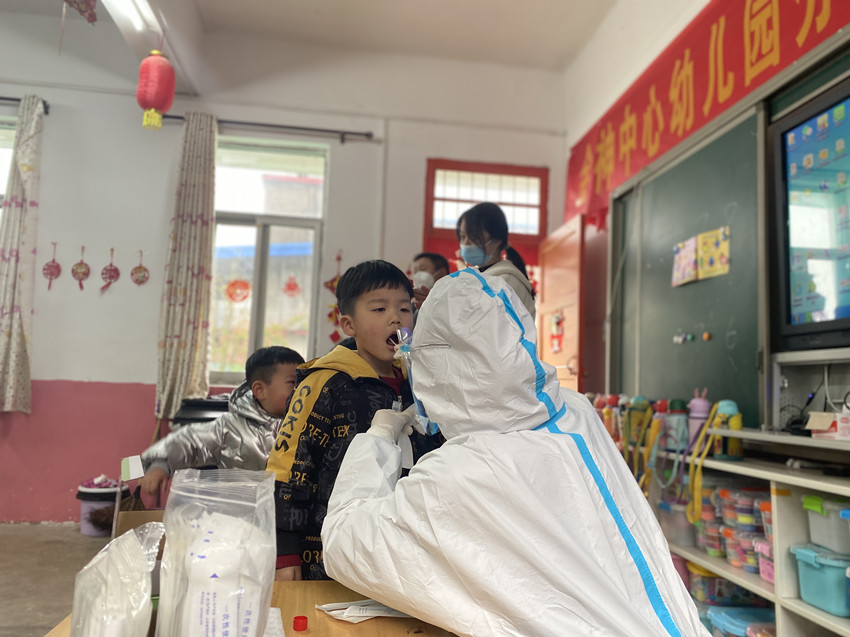金神镇：核酸检测进校园，守护祖国小花朵.jpg