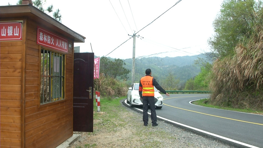 图为黄埔村生态护林员在卡口检查过往车辆.jpg