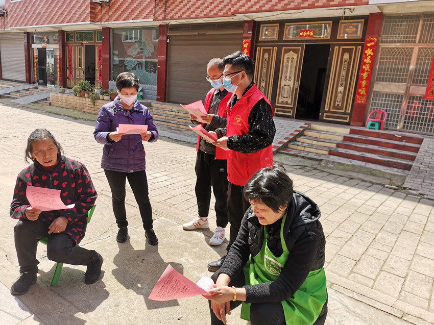 /uploads/image/2022/04/06/f20cc72f1e061a71e451da7af046e497.jpg 图为钱庄社区志愿者发放文明祭祀倡议书.jpg