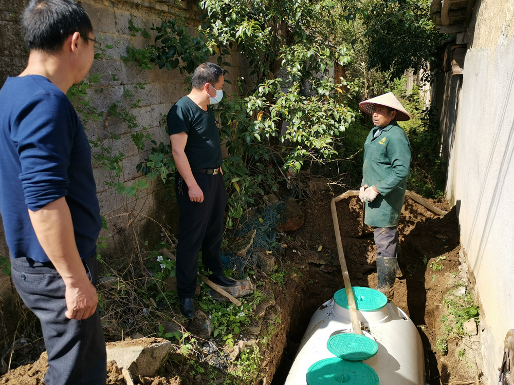 /uploads/image/2022/04/11/076d284985ad8c46e4e072b5e2e1f09c.jpg 倪玉国(中)看改厕情况.jpg