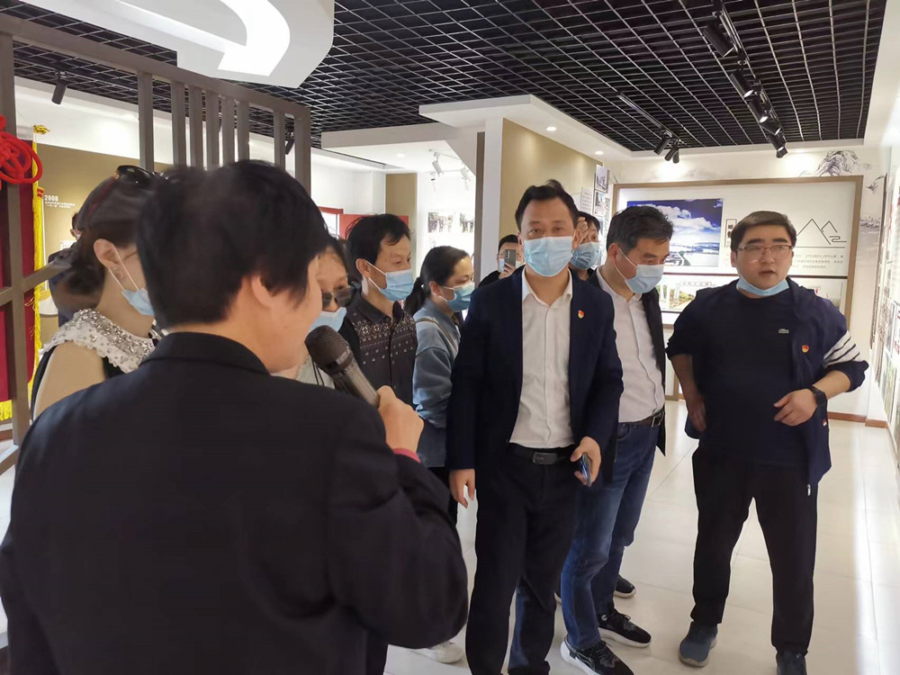 /uploads/image/2022/04/11/7b11b926b13f1beb6e4c6eadd484e4aa.jpg 图为参观蟠龙村部。.jpg