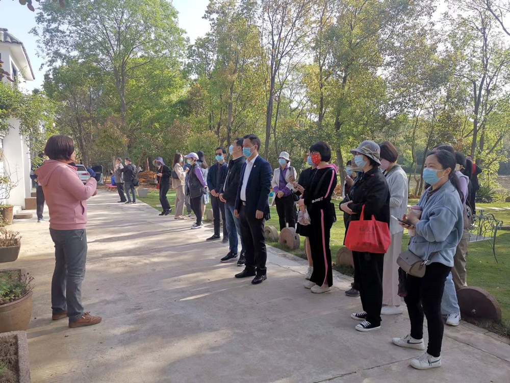 /uploads/image/2022/04/11/c19faa3e05f1468435626b068a5ee6df.jpg 图为市融媒体中心全体职工参观裁襟励子非遗馆。.jpg