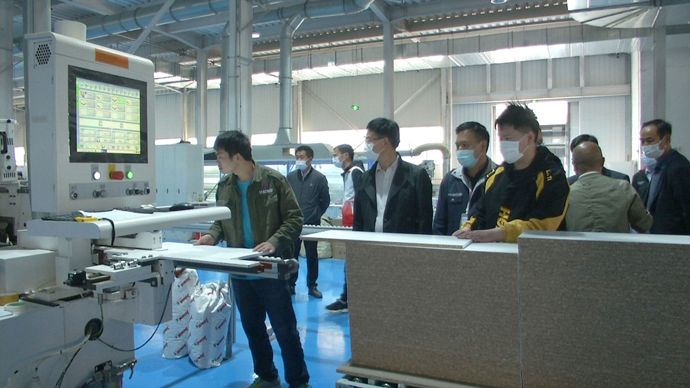 /uploads/image/2022/04/15/26381b24c866953f1bdfccbbcee0897d.jpg 工学交替动员会 与会人员在生产车间观摩.jpg