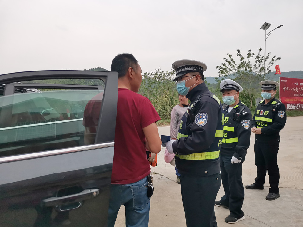 /uploads/image/2022/04/15/ffdf882b809273d982fde3fd2c72d30b.jpg 交警正在讲解危害性.jpg