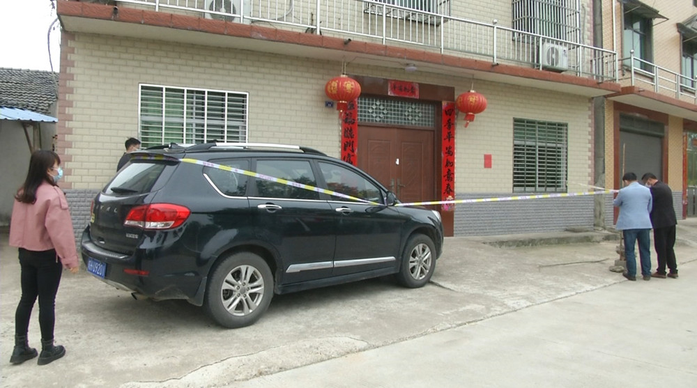 /uploads/image/2022/04/15/9f5a1cd363864594db698399f4848c1d.jpg 图为镇村干部拉警戒线.jpg