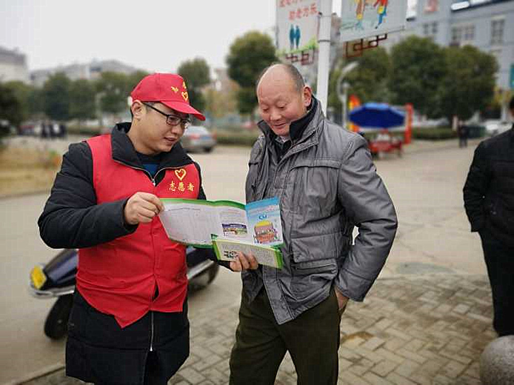 /uploads/image/2022/04/24/ee4190c1d56ee10fe7d5fe454954d1fa.jpg 图为都军为居民宣传政策.jpg