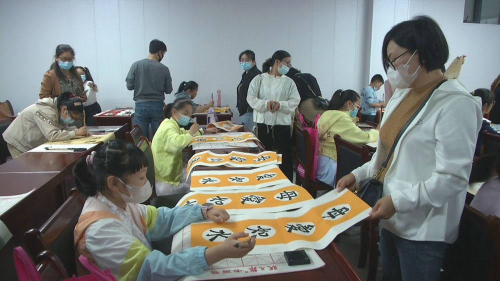 /uploads/image/2022/05/09/d04590cd97de73dd40ec0c3a8371a732.jpg 图为参加母亲节活动的孩子们书写表达母爱的书法作品3.jpg