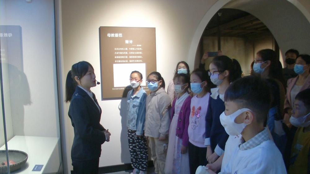 /uploads/image/2022/05/09/fa08c9d5673a864e4909af23b7fd789c.jpg 图为参加母亲节活动的孩子和母亲在聆听母教故事.jpg