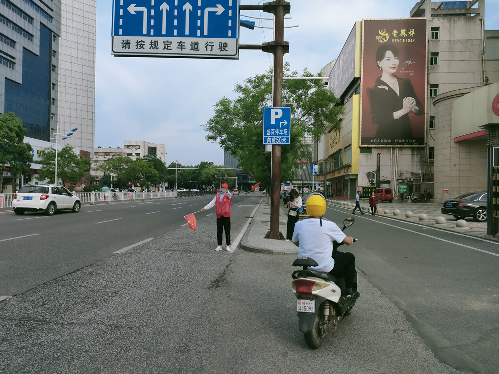 青年志愿者  争当文明劝导员.jpg