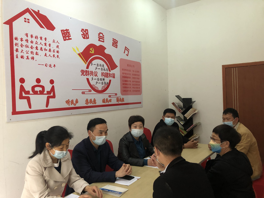 /uploads/image/2022/05/10/8824ea8320ffa701e326b74044378d3f.jpg 图为睦邻会客厅里议事情景.jpg