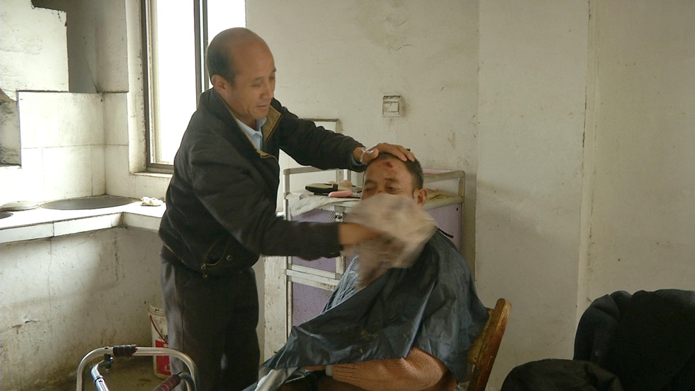 /uploads/image/2022/05/12/035afc42ae002f74b31edd7ff09f97a5.jpg 图为张为民照顾大哥.jpg