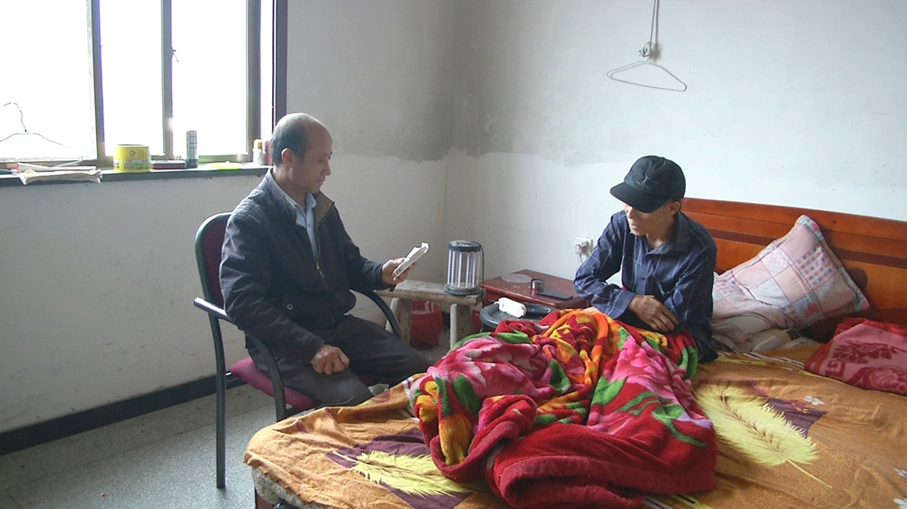 /uploads/image/2022/05/12/192c13334f372c4ecdd53972be717452.jpg 图为张为民陪二哥聊天拉家常.jpg