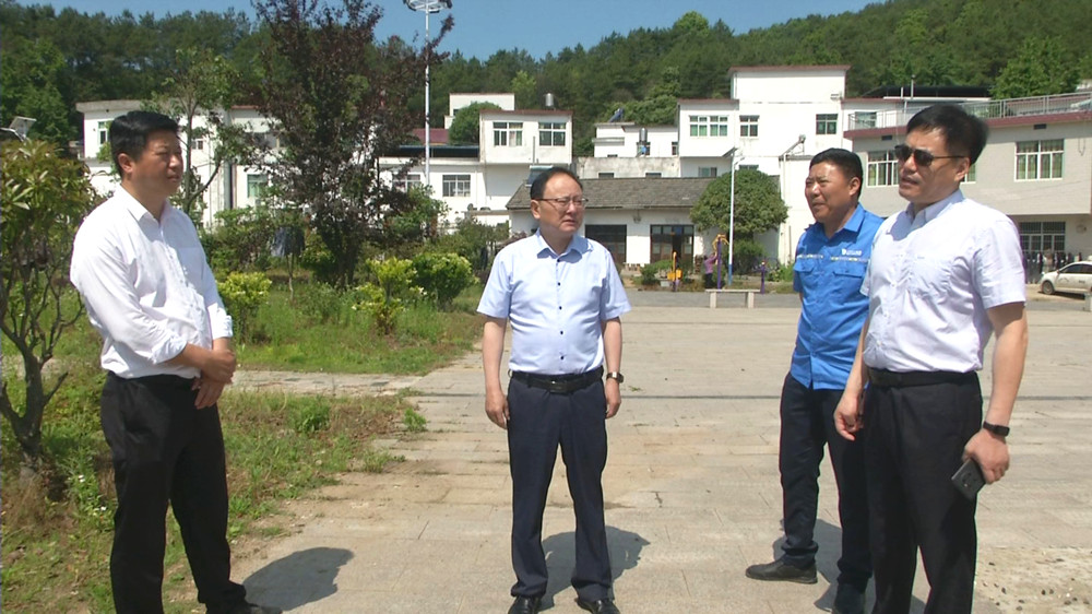 /uploads/image/2022/05/25/95c543f7d2ef639ecfed7cd7e41f398d.jpg 图为人大调研组在唐湾镇调研城乡环卫一体化时的情景2.jpg