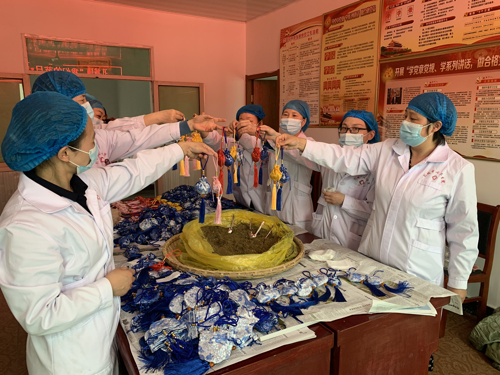 /uploads/image/2022/05/26/0e72c5a5fdc08713dc72b1619ee2330f.jpg 浓浓端午情 香囊送安康2.jpg