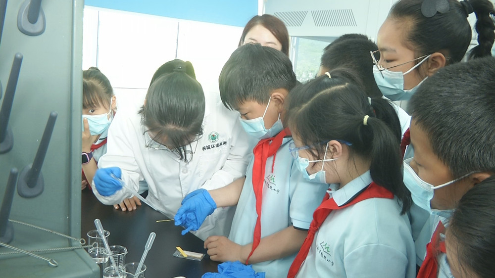 /uploads/image/2022/05/29/dc262a51b67414380fcc2a3e90e58588.jpg 图为工作人员为学生们讲解.jpg