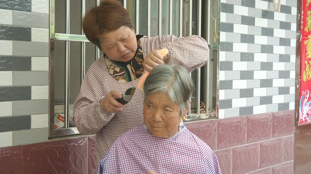 /uploads/image/2022/06/02/fcf1bc5fe50e9ea33ff72e13f274d20d.jpg 图为黄志梅为她婆婆理发.jpg