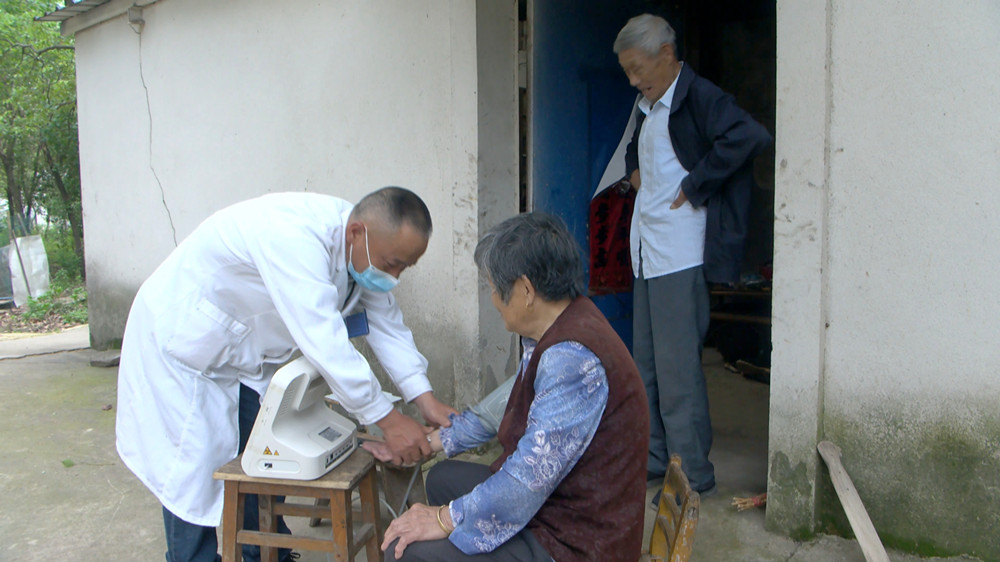 图为曹志海为老人提供上门诊疗。.jpg