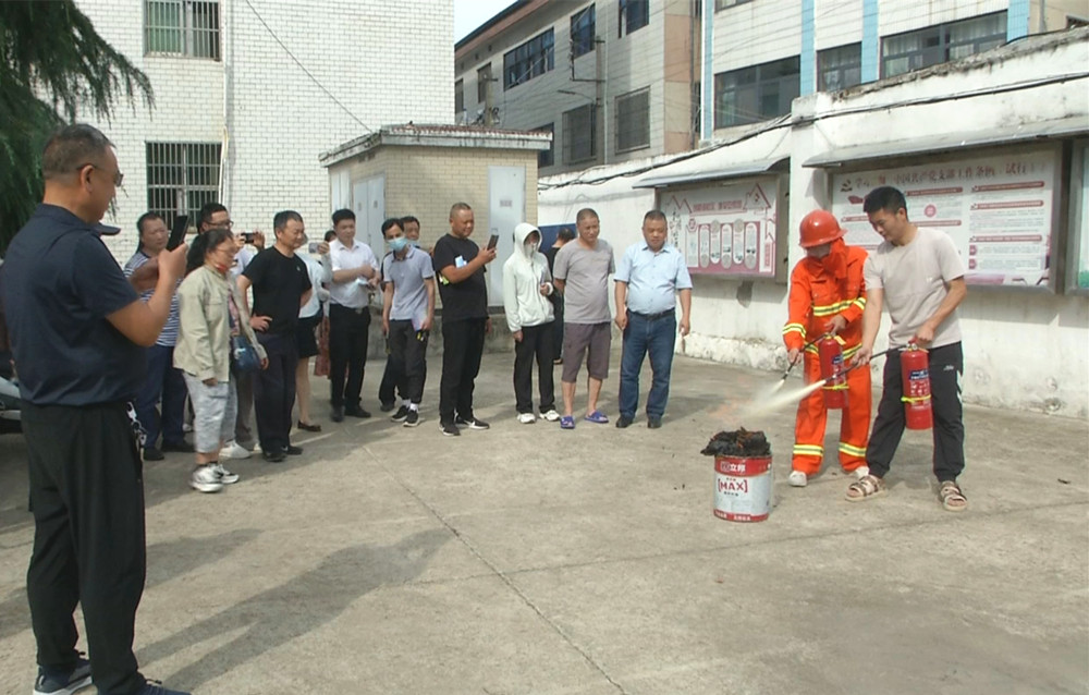 /uploads/image/2022/06/13/36a378e49ba86651a87ced2984977b25.jpg 龙眠街道 安全生产法 宣传走进沿河社区 灭火器使用演练.jpg