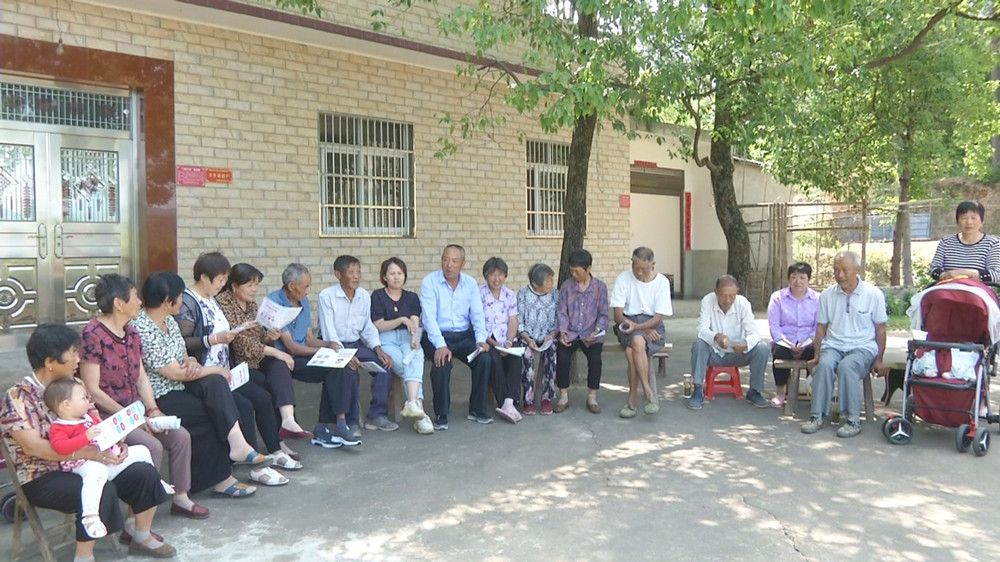 /uploads/image/2022/06/14/e0d50688a26697f3b0070c2bc4759cea.jpg 图为红白理事会向村民讲解新规.jpg