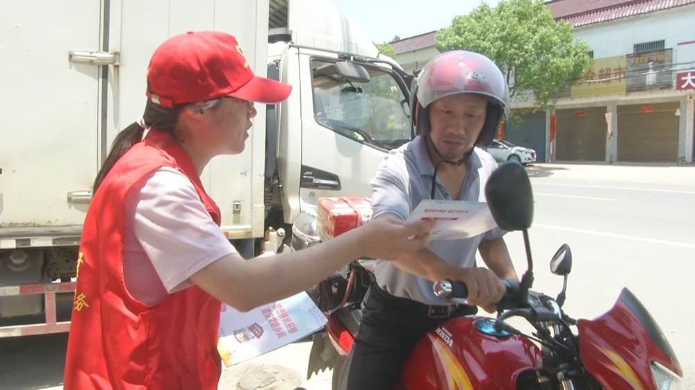 /uploads/image/2022/06/14/8aa95b6719e4d5386743e199452644b1.jpg 志愿者发放移风易俗宣传画册.jpg