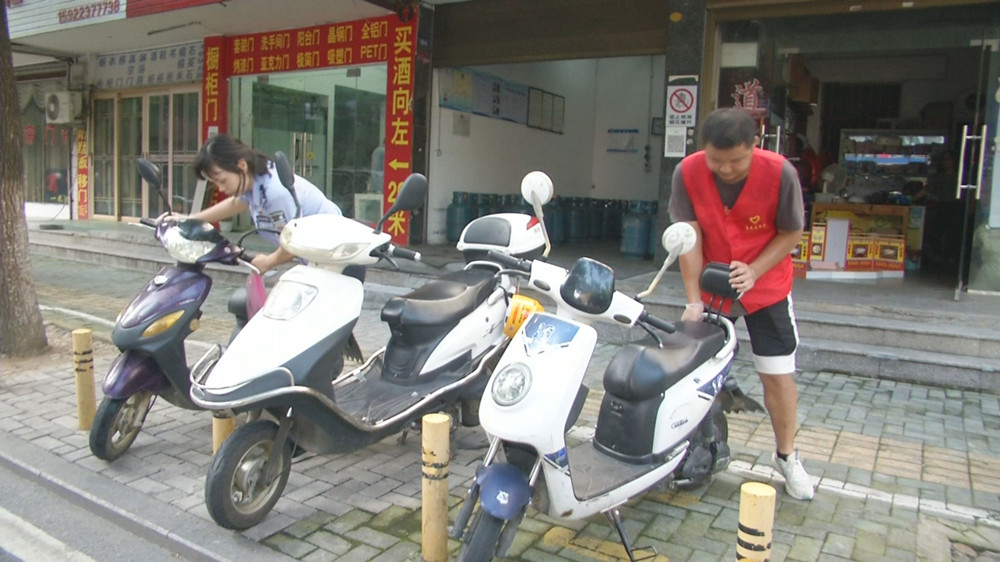 /uploads/image/2022/07/11/8e3c663c212911e389306bfaa69c499f.jpg 图为志愿者车摆放整齐.jpg